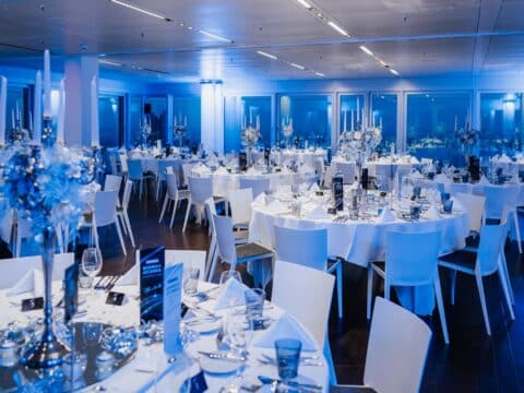 Festlich gedeckter Saal im Panoramadeck Hamburg für das Silvester Gala-Menü