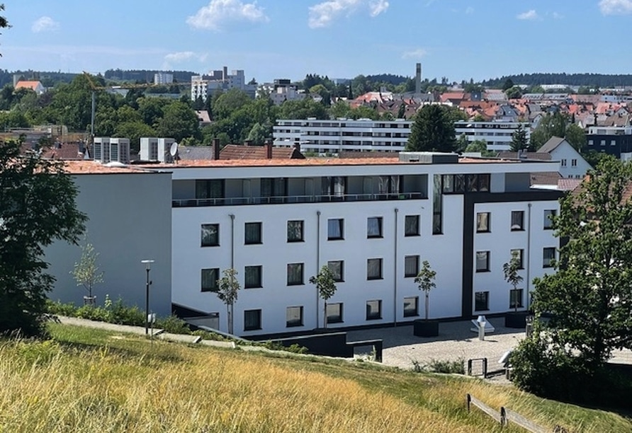 Außenansicht des Hotel Sombea in Villingen-Schwenningen, ideal für eine Silvesterreise mit Genuss & Komfort.