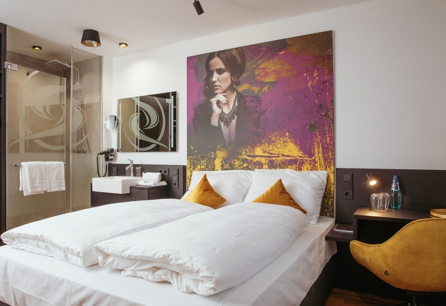 Modern eingerichtetes Hotelzimmer im Hotel Sombea mit stilvollem Design & Komfort – perfekte Unterkunft für Silvester im Schwarzwald.