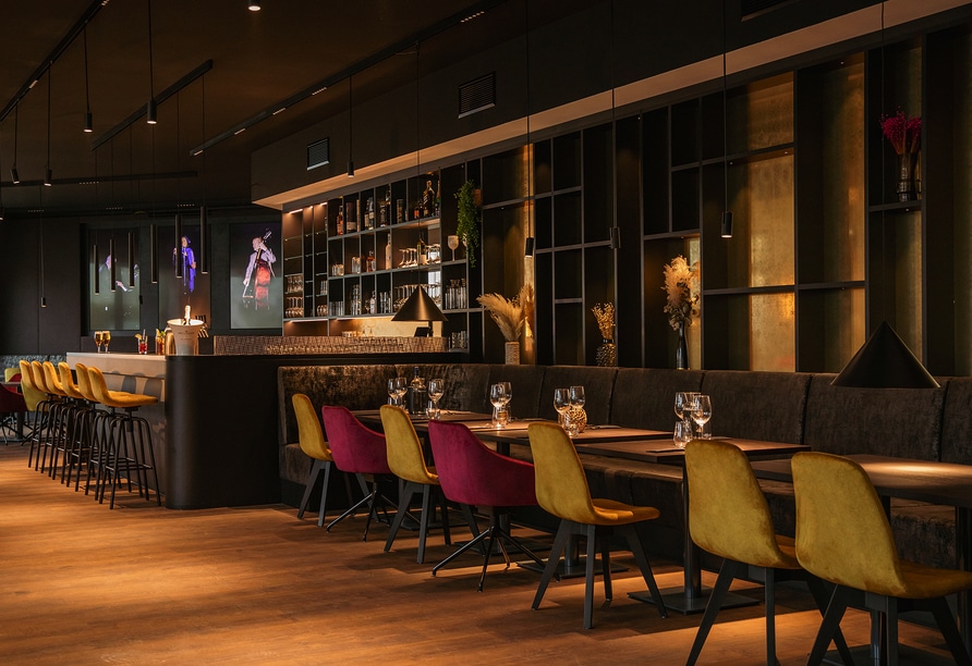 Elegantes Restaurant mit stilvoller Bar im Hotel Sombea – perfekt für ein exklusives Silvester-Dinner mit stimmungsvoller Atmosphäre.