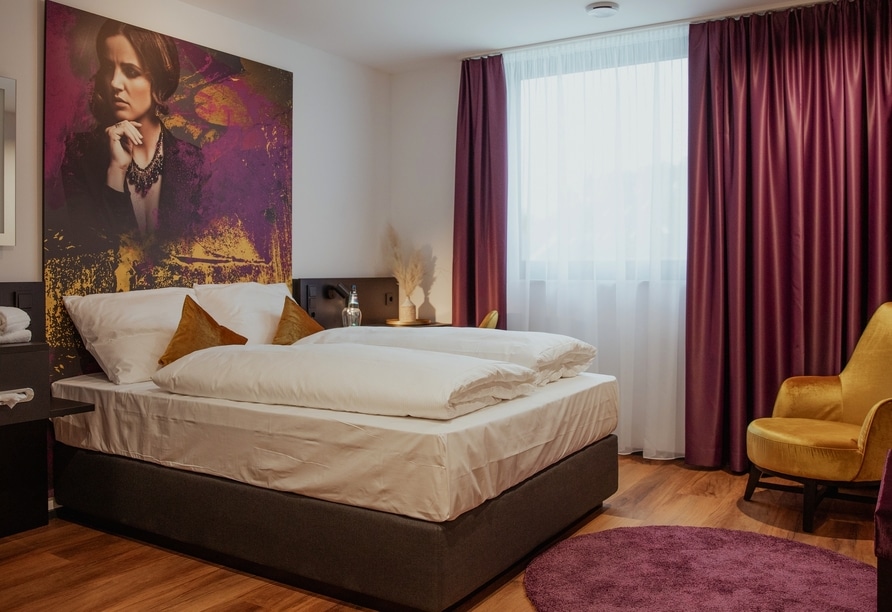 Modernes Hotelzimmer im Hotel Sombea mit gemütlichem Doppelbett – perfekte Unterkunft für Silvester im Schwarzwald.