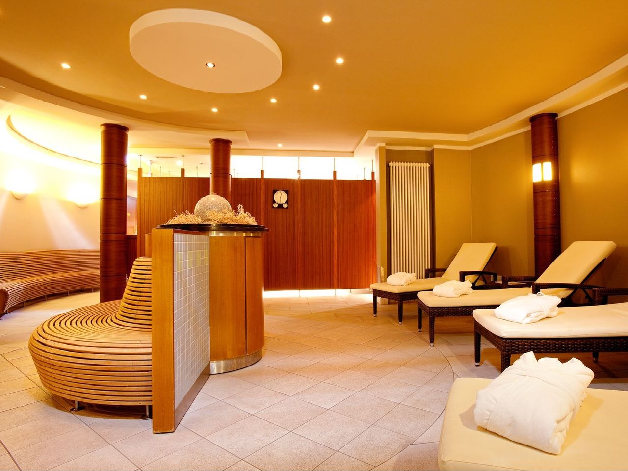 Wellnessbereich im Vienna House by Wyndham Sonne Rostock – ideal für eine entspannte Silvesterreise