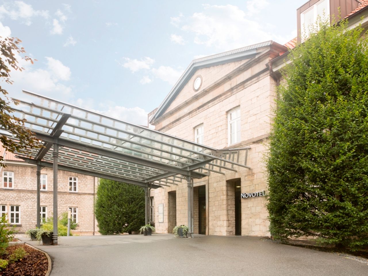 Eingang des Novotel Hildesheim mit Glasdach, ideal für Silvesterarrangements