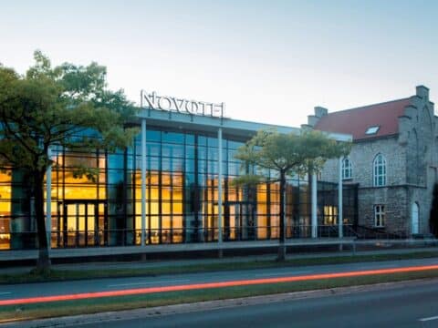 Abendliche Außenansicht des Novotel Hildesheim, perfekt für eine Silvesterreise
