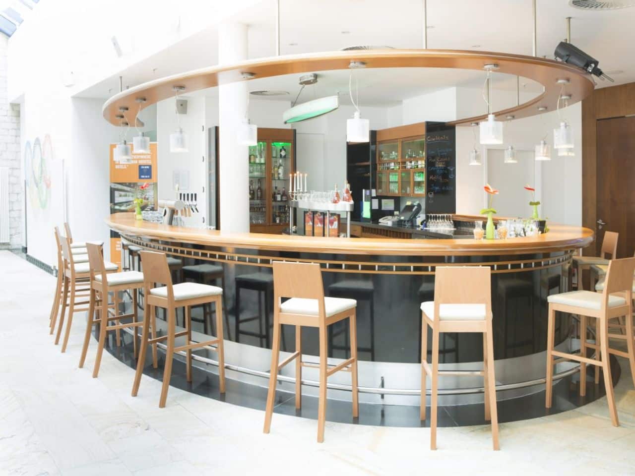 Die moderne Hotelbar im Novotel Hildesheim, ein Highlight für Silvesterfeierlichkeiten