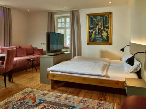 Elegantes Hotelzimmer im Burgschänke Restaurant & Hotel mit stilvoller Einrichtung für eine besondere Silvesterreise