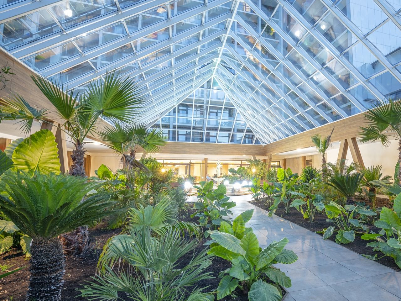 Tropischer Innenhof mit Glasdach im Hotel Olymp IV