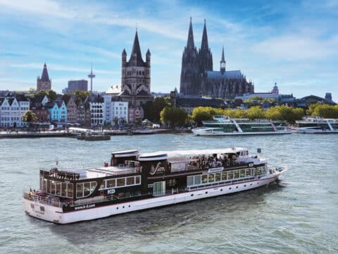 Das Eventschiff MS RheinVision auf dem Rhein vor der Skyline von Köln, bereit für die Silvesterfeier