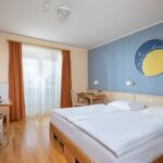 Modernes Doppelzimmer im JUFA Hotel Nördlingen zu Silvester