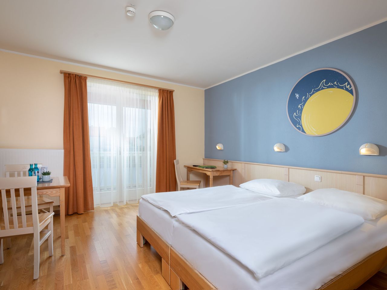 Modernes Doppelzimmer im JUFA Hotel Nördlingen zu Silvester