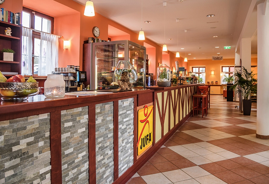 Empfangsbereich des JUFA Hotel Meersburg festlich dekoriert für Silvester