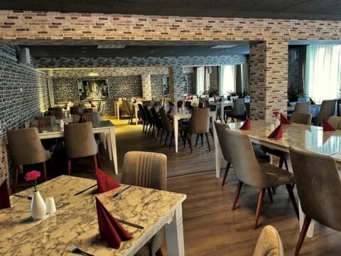 Restaurant im Werrapark Resort Hotel Sommerberg in Masserberg, bereit für festliche Silvesterfeiern