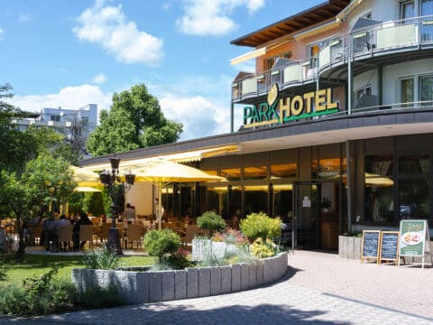 Festliche Silvesterfeier im Parkhotel an der Therme in Bad Krozingen - Außenansicht des Hotels