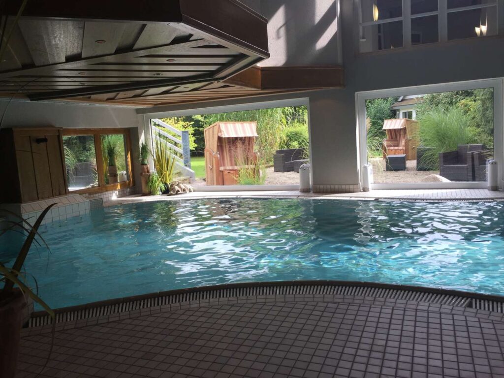 Entspannen Sie im Schwimmbad des Romantischen Hotel Menzhausen zu Silvester