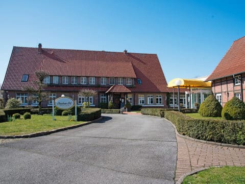 Festlich beleuchteter Eingang des Naundrups Hof für Silvesterfeiern