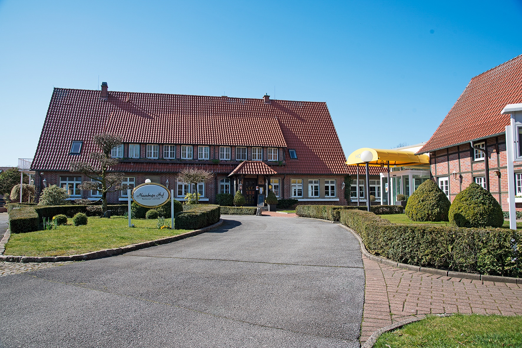 Festlich beleuchteter Eingang des Naundrups Hof für Silvesterfeiern