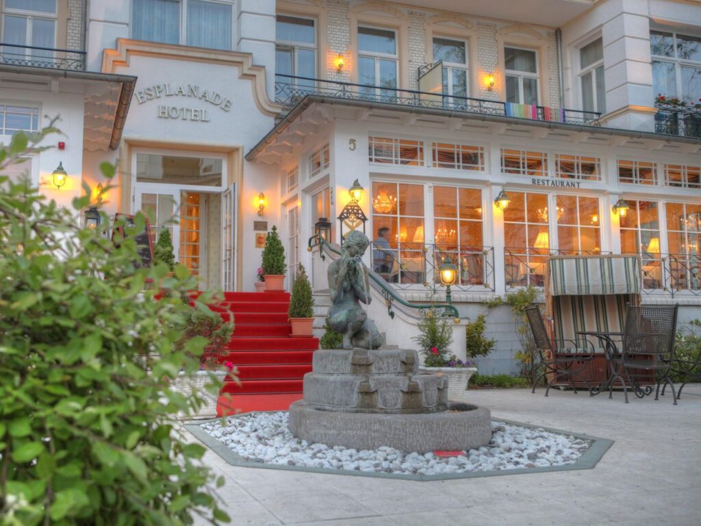 Eingangsbereich des SEETELHOTEL Villa Esplanade, perfekt für Silvester
