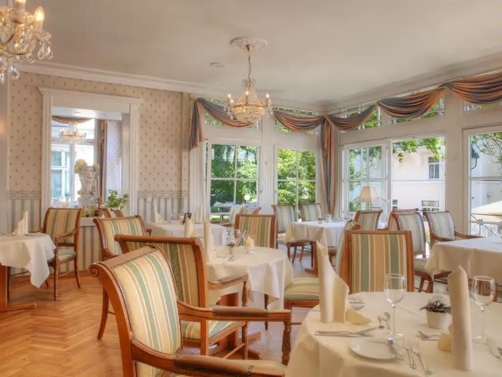 Restaurant mit festlichem Ambiente im SEETELHOTEL Villa Esplanade zu Silvester