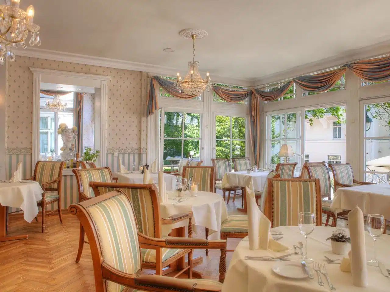 Restaurant mit festlichem Ambiente im SEETELHOTEL Villa Esplanade zu Silvester