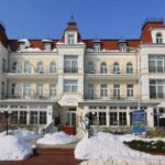 Außenansicht des SEETELHOTEL Villa Esplanade im Schnee, ideal für Silvesterurlaub