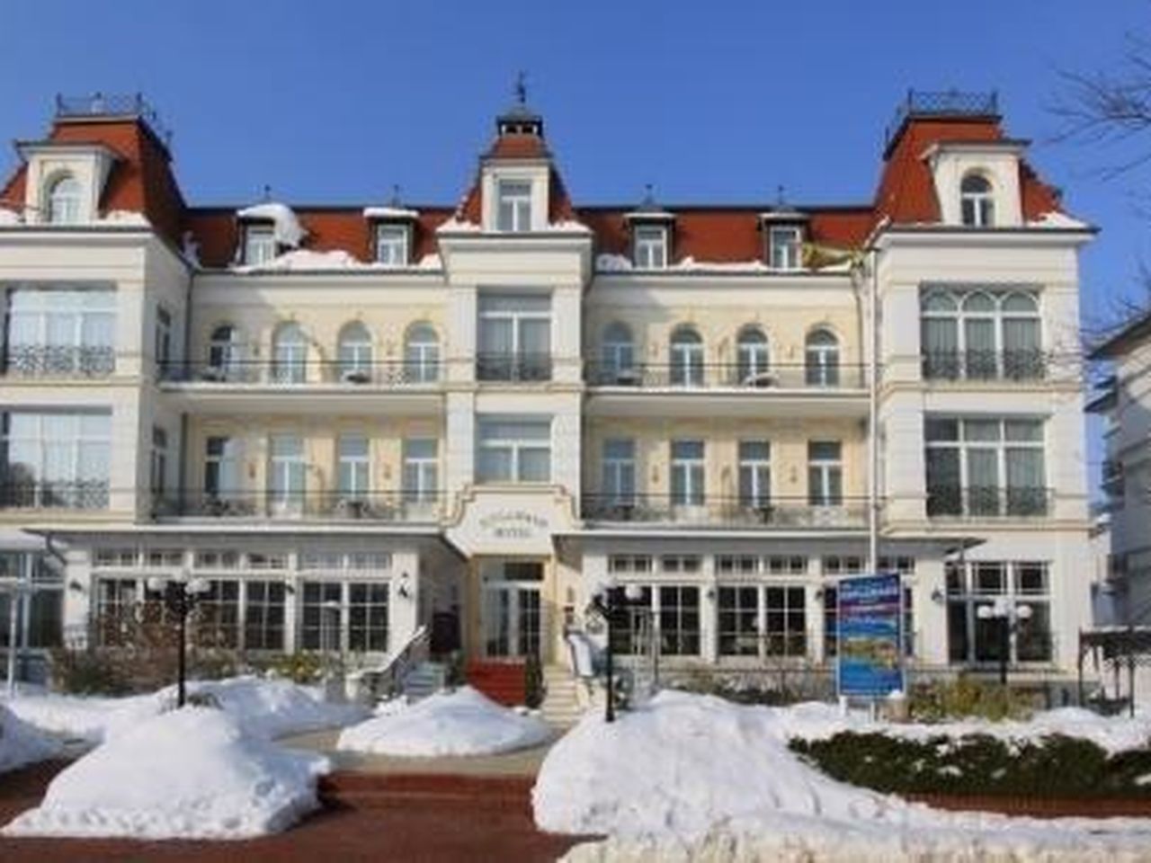 Außenansicht des SEETELHOTEL Villa Esplanade im Schnee, ideal für Silvesterurlaub
