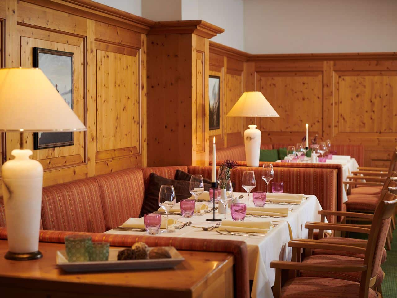 Elegant gedeckte Tische im Restaurant des Parkhotel Neustadt zu Silvester