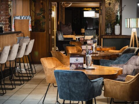 Lounge in Mike's Mosel Lodge mit gemütlicher Einrichtung und warmem Ambiente für Silvester