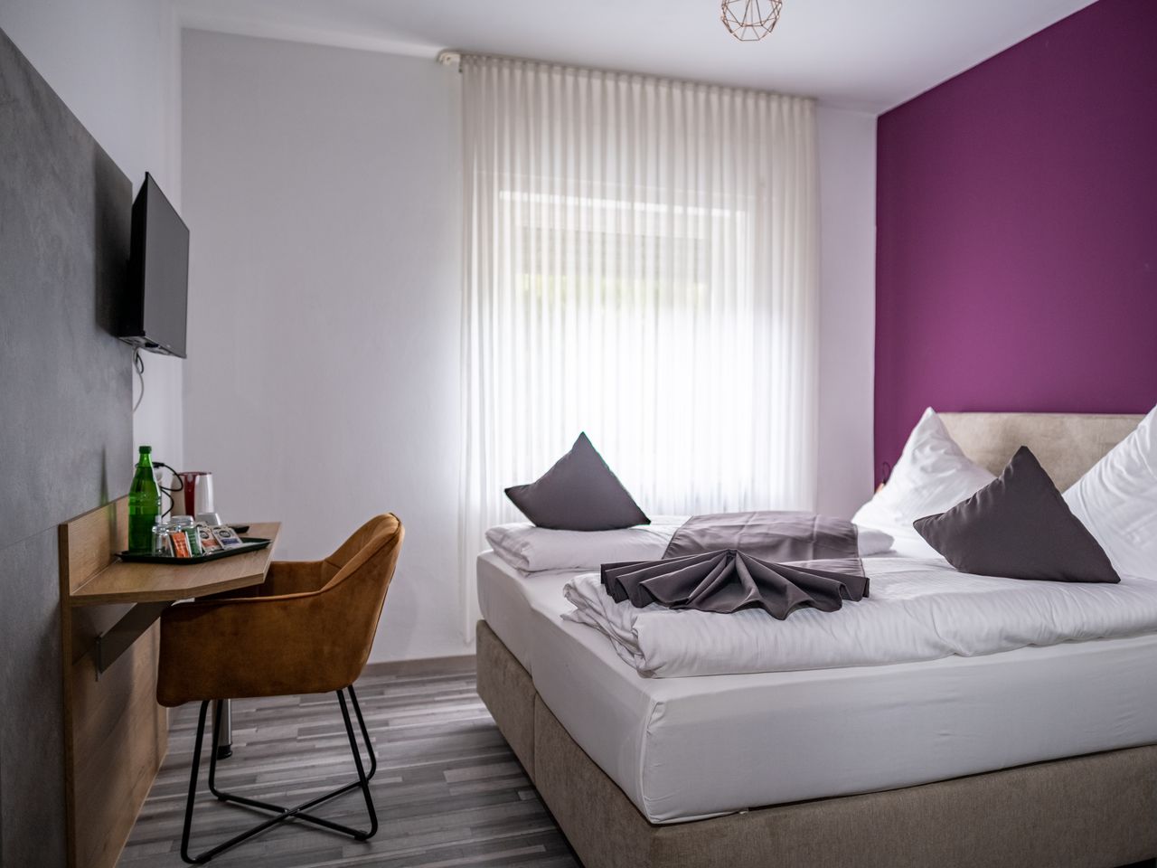 Modernes Zimmer mit Doppelbett und stilvoller Einrichtung in Mike's Mosel Lodge an Silvester