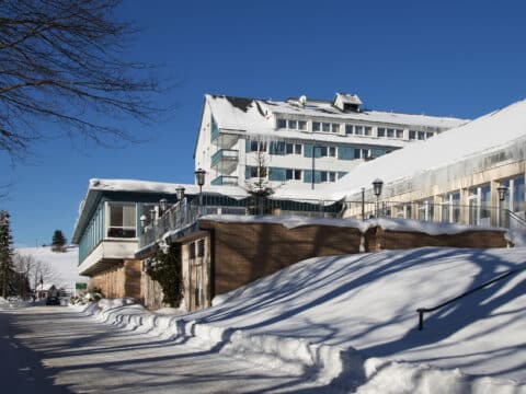 Winterliche Außenansicht vom Werrapark Resort Hotel Frankenblick zu Silvester
