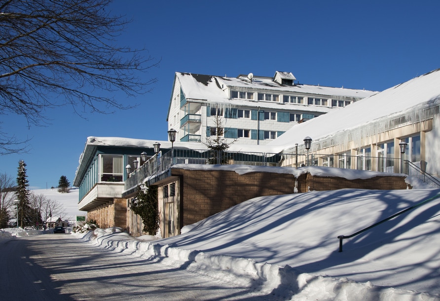 Winterliche Außenansicht vom Werrapark Resort Hotel Frankenblick zu Silvester