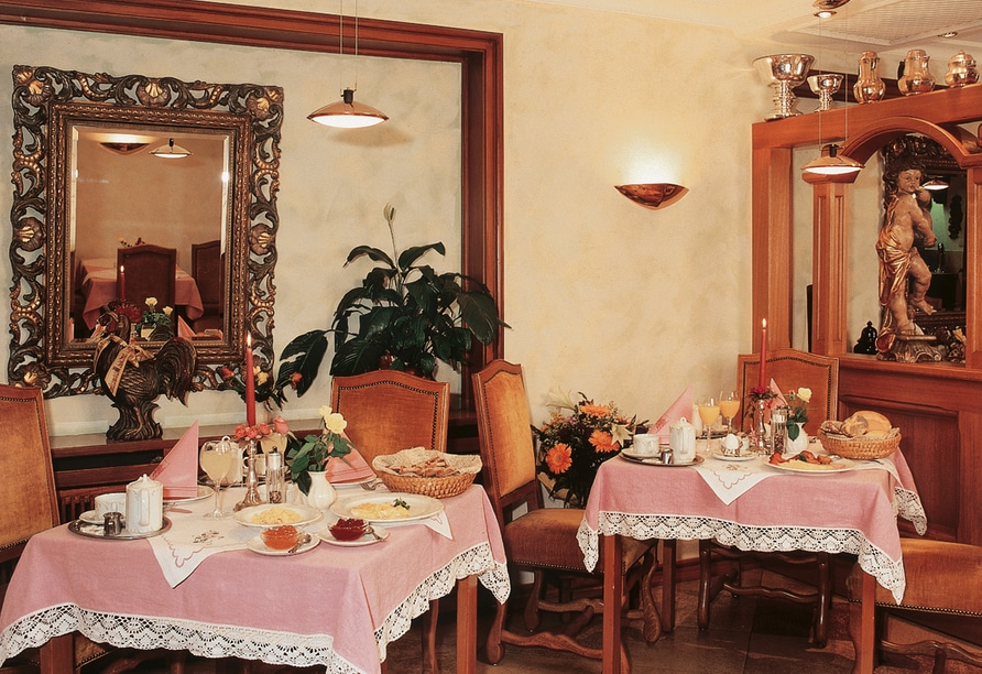 Festlich gedeckte Tische für das Silvester-Dinner im Hotel-Gasthof Resengörg