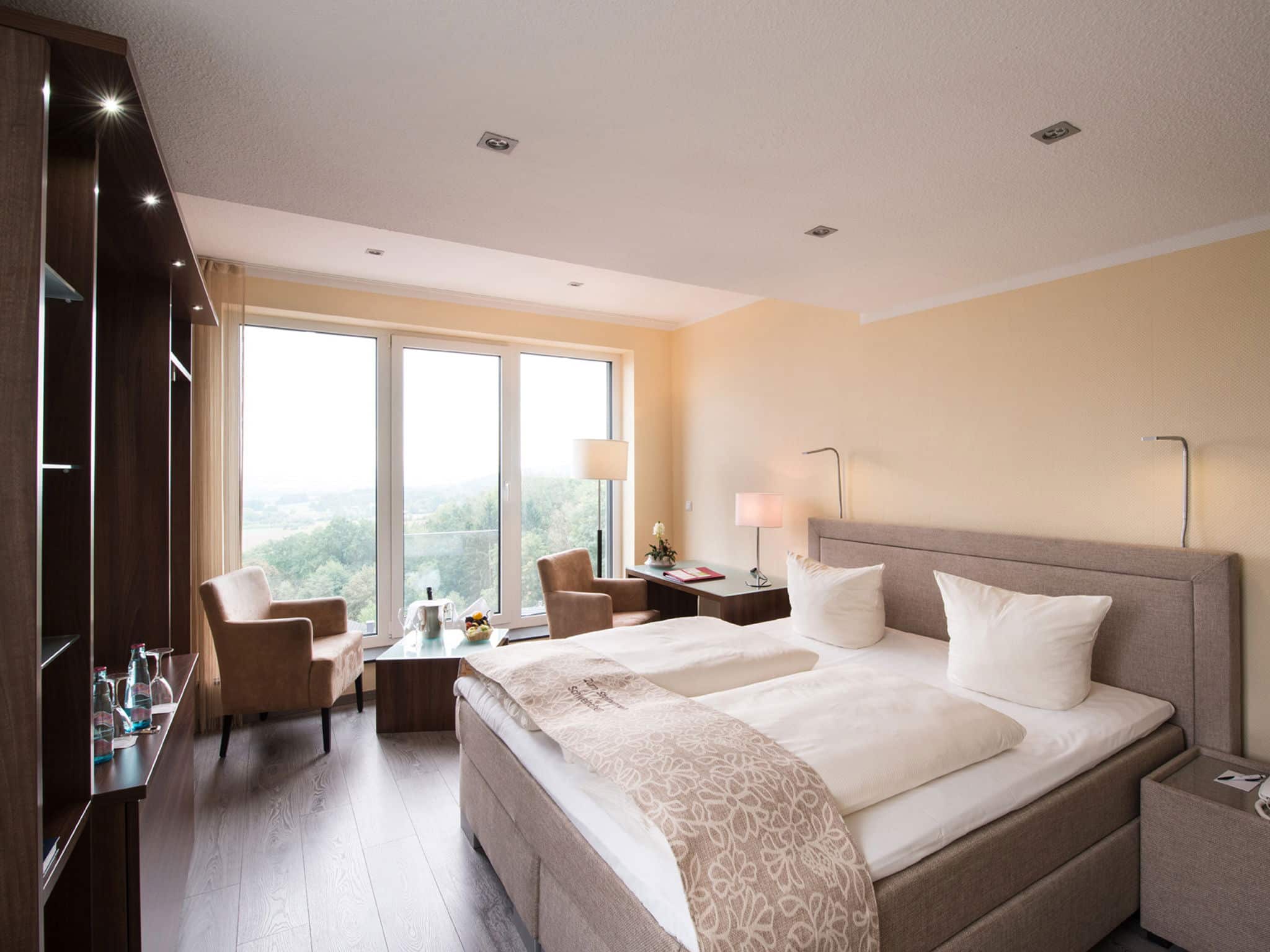 Doppelzimmer im Design-Konferenzhotel Steinernes Schweinchen mit Ausblick – ideal für eine Silvester-Übernachtung