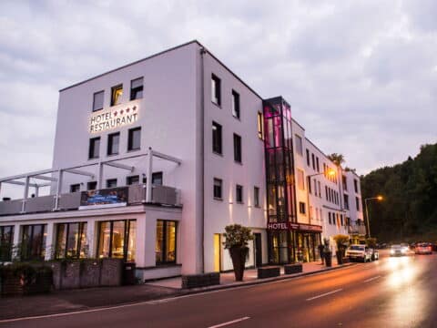 Außenansicht des Design-Konferenzhotel Steinernes Schweinchen – die perfekte Location für Ihre Silvesterfeier