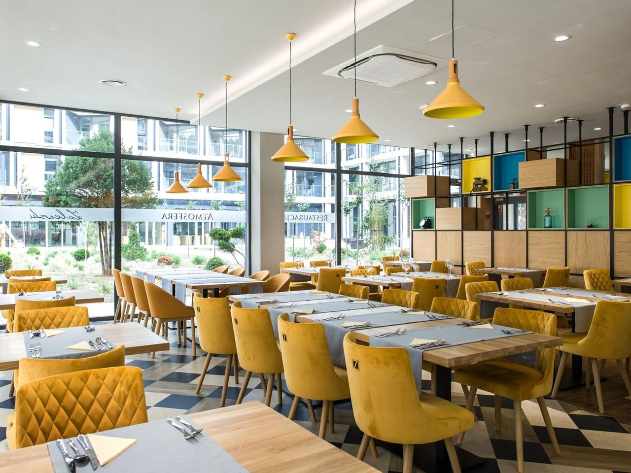 Heller Restaurantbereich mit modernen gelben Stühlen im Hotel Zalewski zu Silvester