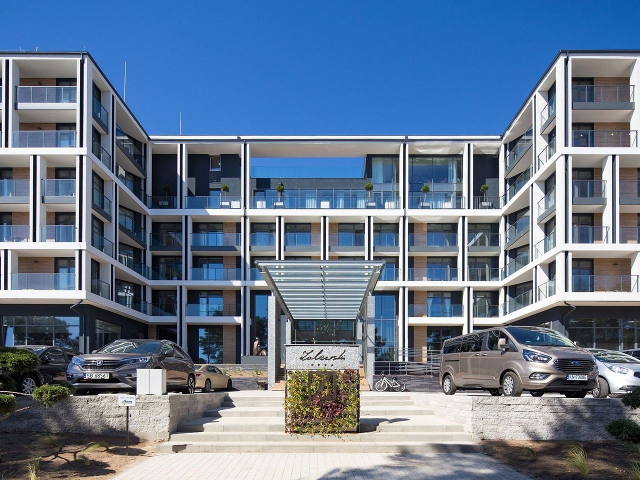Moderner Eingangsbereich des Hotel Zalewski mit eleganter Architektur zur Silvesterzeit