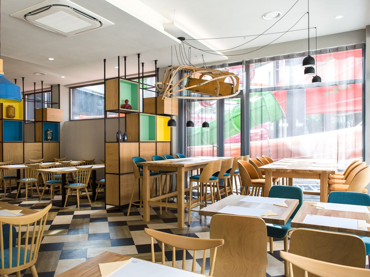 Modern eingerichteter Restaurantbereich im Hotel Zalewski mit bunter Atmosphäre zu Silvester