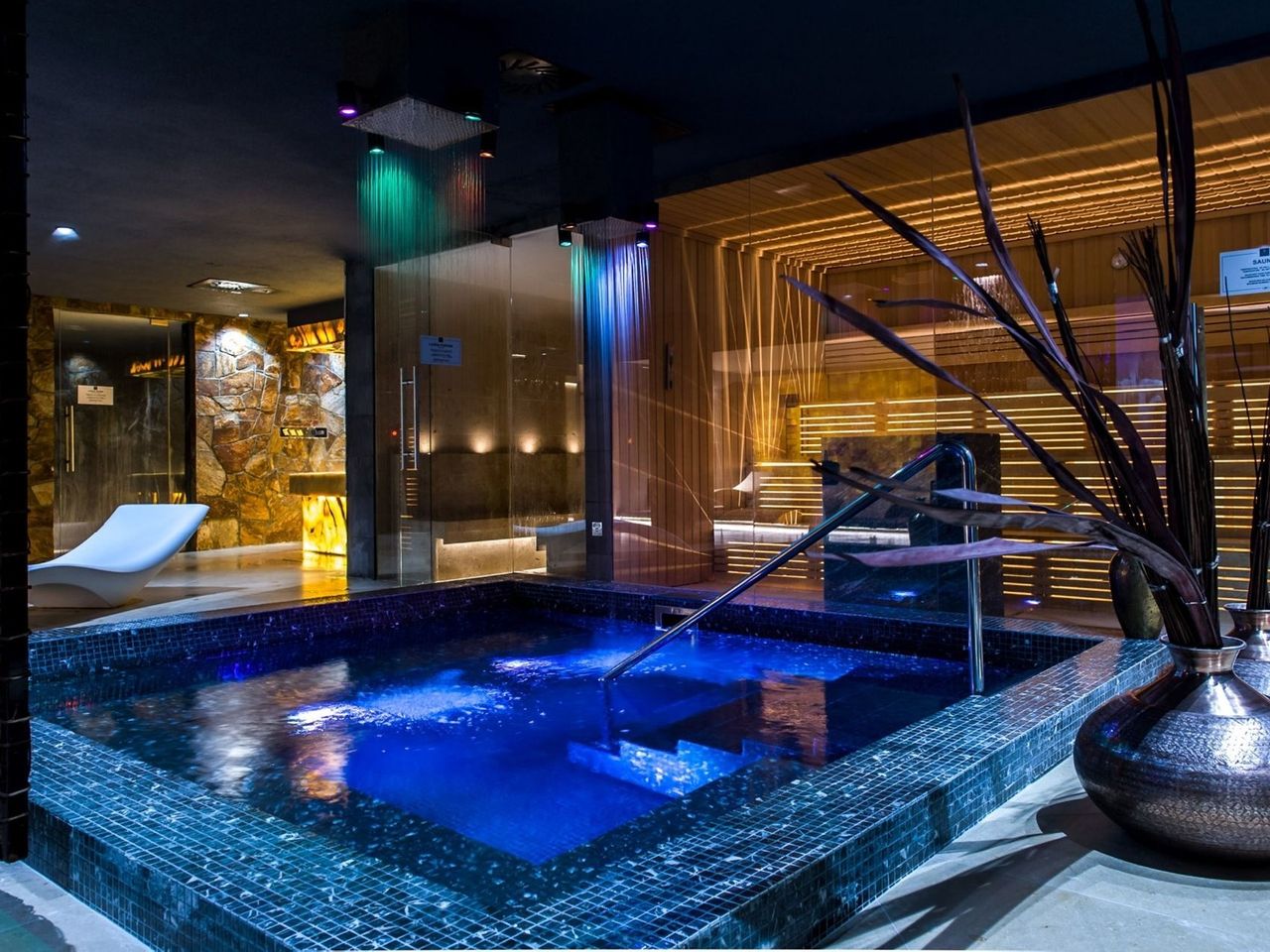 Moderner Spa mit Whirlpool und Sauna im Hotel Zalewski während des Silvesterangebots