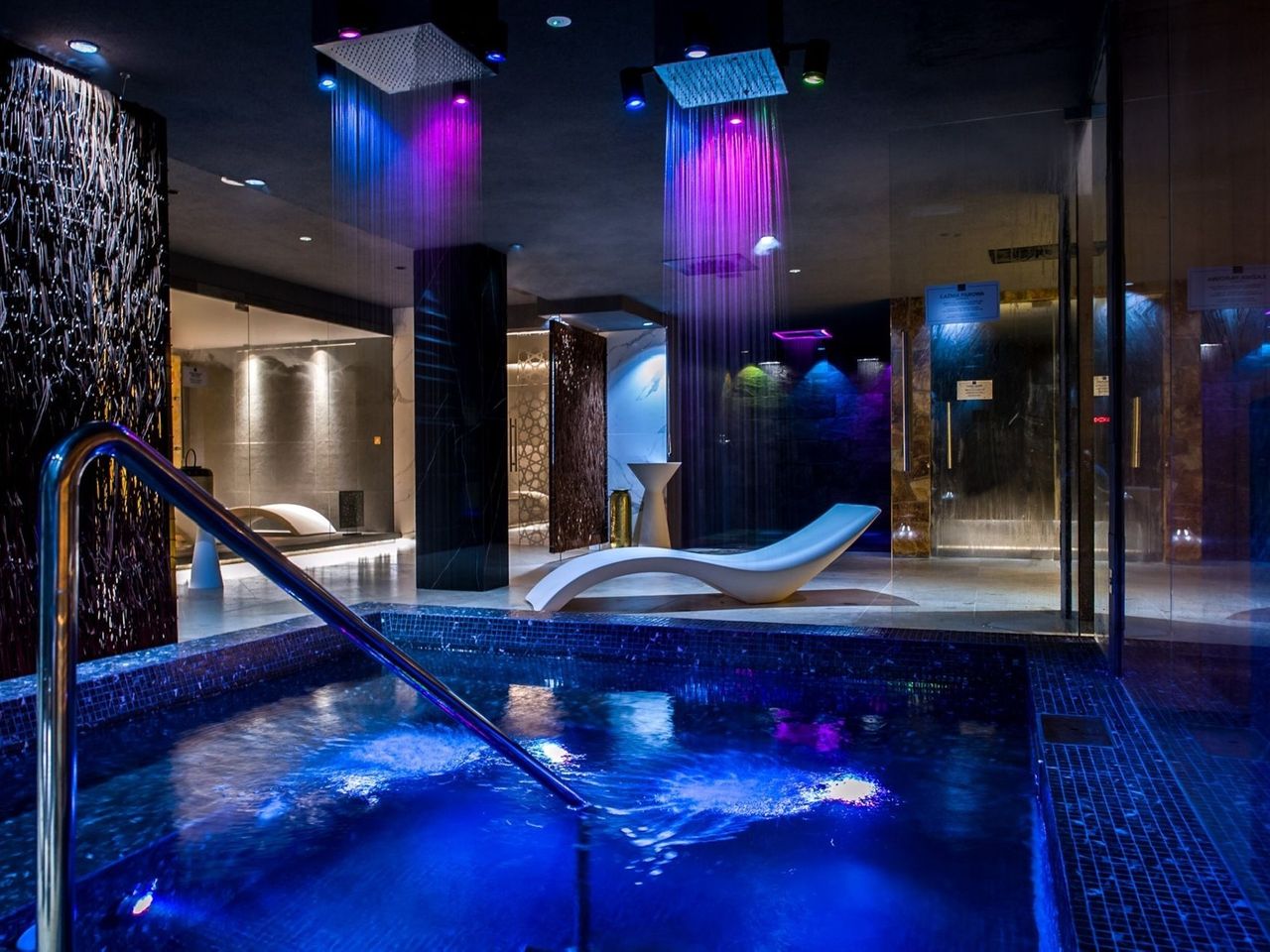 Stilvoll beleuchteter Spa- und Wellnessbereich mit Wasserfallduschen im Hotel Zalewski zu Silvester