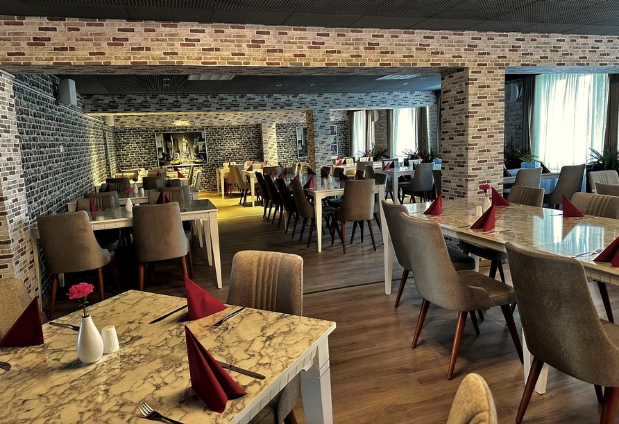 Festlich gedecktes Restaurant im Werrapark Resort Hotel Sommerberg zu Silvester