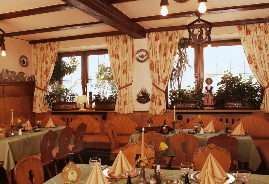 Rustikales Restaurant mit gedeckten Tischen für die Silvesterfeier im Hotel-Gasthof Resengörg