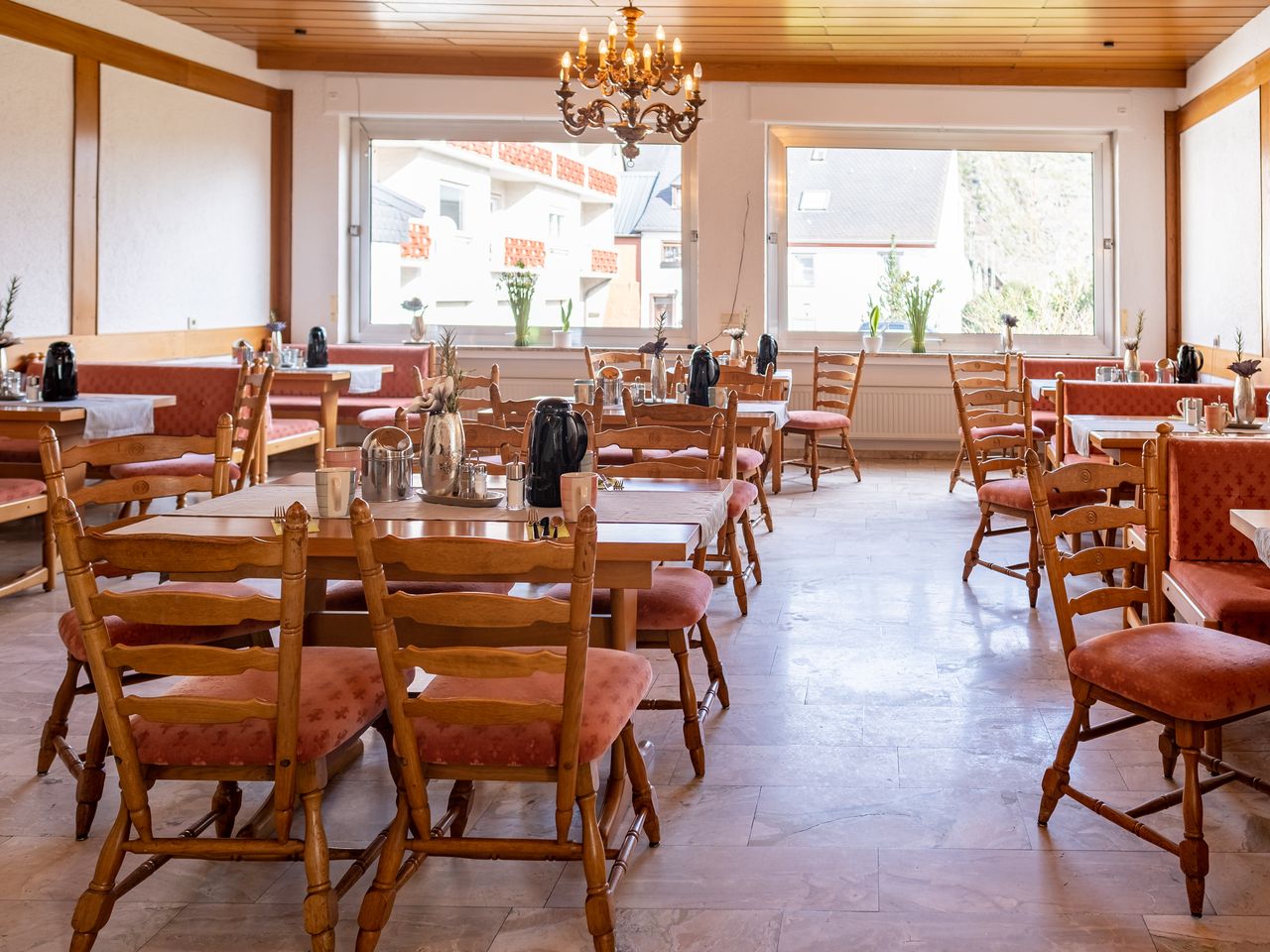 Eleganter Speisesaal mit gedeckten Tischen in Mike's Mosel Lodge an Silvester