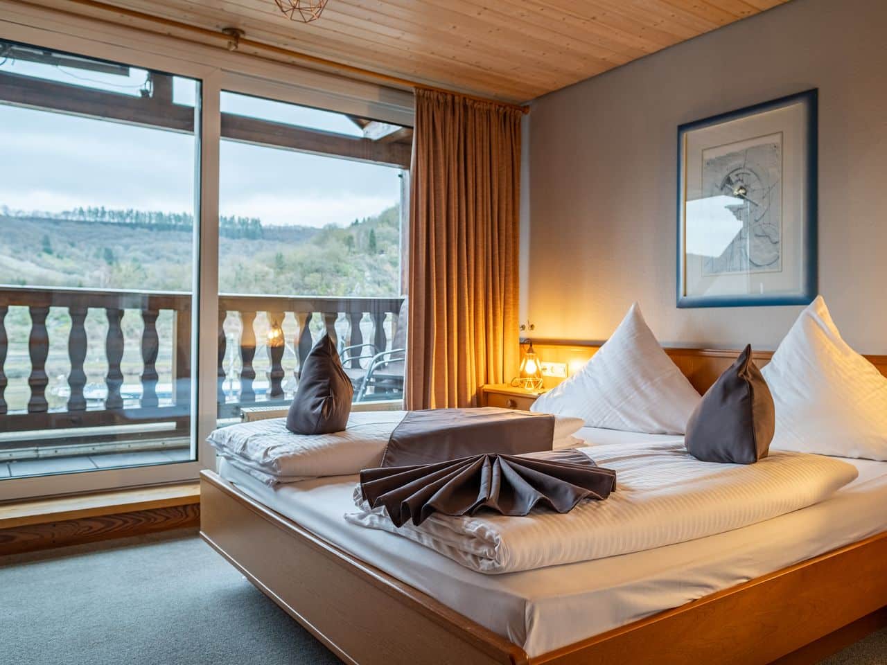 Komfortables Zimmer mit Blick auf die Mosel für Silvester im Mike's Mosel Lodge