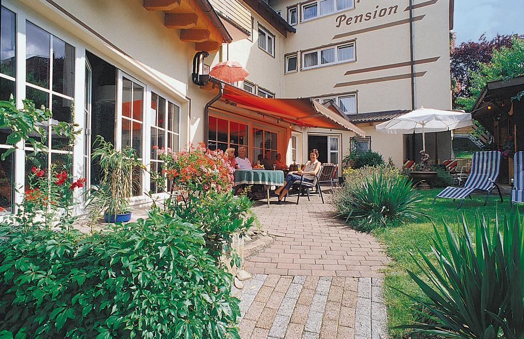 Gemütliche Terrasse des Hotel Ursula in Bad Brückenau, ideal für den Silvesterurlaub