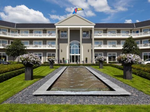 Hauptgebäude des Van der Valk Resort Linstow, ideal für eine festliche Silvesternacht mit Feuerwerk und Buffet.