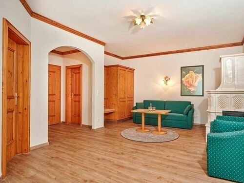 Großzügiges Wohnzimmer einer Suite im Hotel Kaiser Lodge in Neutraubling für eine entspannte Silvesternacht