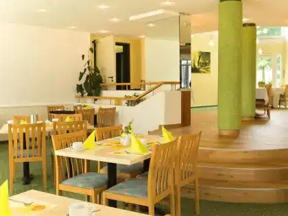 Restaurant des Apart Hotel Gera bereit für die Silvesterfeier mit festlicher Dekoration