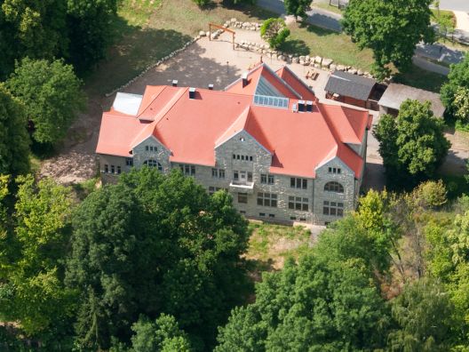 Hotel Waldschlösschen aus der Vogelperspektive, idyllisch gelegen für Silvesterfeiern