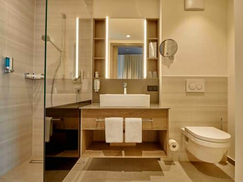 Modernes Badezimmer im Hotel Kaiser Lodge in Neutraubling für einen komfortablen Silvesteraufenthalt