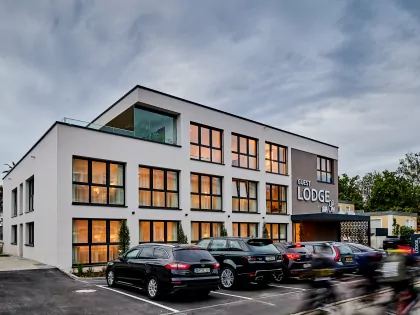 Außenansicht des Hotels Kaiser Lodge in Neutraubling für einen festlichen Silvesterabend