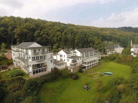 Außenansicht des AKZENT Waldhotel Rheingau zu Silvester in Hessen